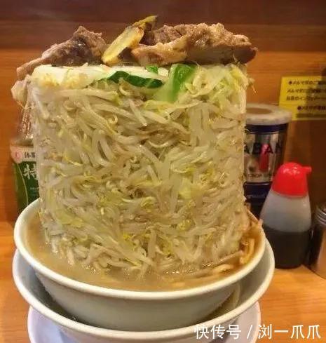 |搞笑GIF:本来是想喝水了,结果用力过大,我想他此刻已经崩溃了!