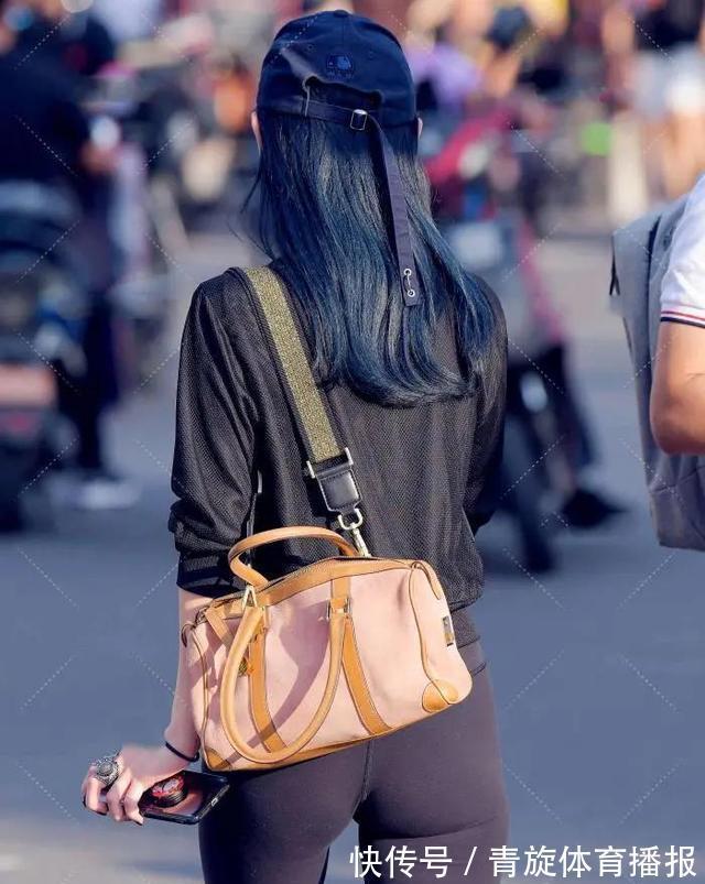 人间的天使 深灰瑜伽裤配个性夹克的穿搭,高级时尚又清爽利落