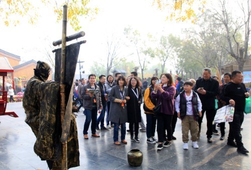 表演|小伙扮铜像街头表演人体悬浮术,有人抢着合影,有人急着揭秘