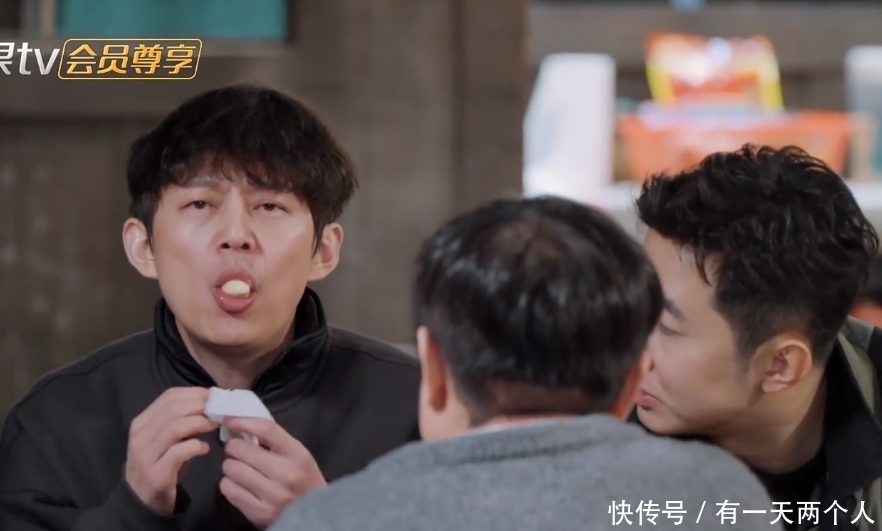 何炅老师 蘑菇屋捧场王!张艺兴烤香蕉,何炅第一个吃,烫嘴烫到说不出话