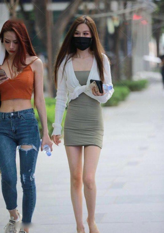 豆沙绿的修身连衣裙，休闲时尚，青春减龄