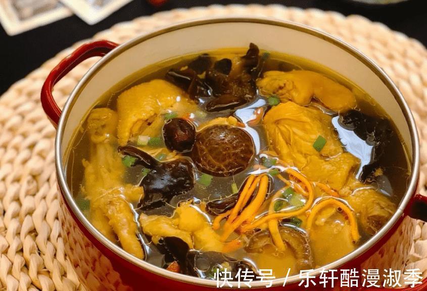 天气转凉，多给家人喝这汤，食材丰富营养好，补血益气，安稳入秋