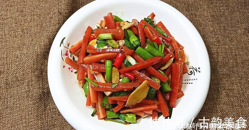 小猫|胡萝卜别再炒着吃了，教你做成小腌菜，清脆爽口过瘾，好吃下饭