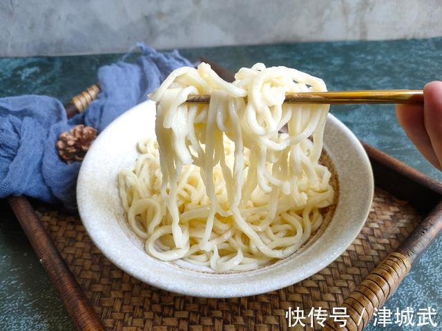 小苏打和食用碱有啥不一样?很多人不懂怎么用,看完后别再用错了