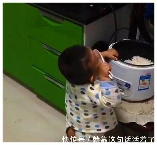 偷吃|半夜发现宝宝不见了,宝妈推开厨房门哭笑不得,网友:有多饿啊