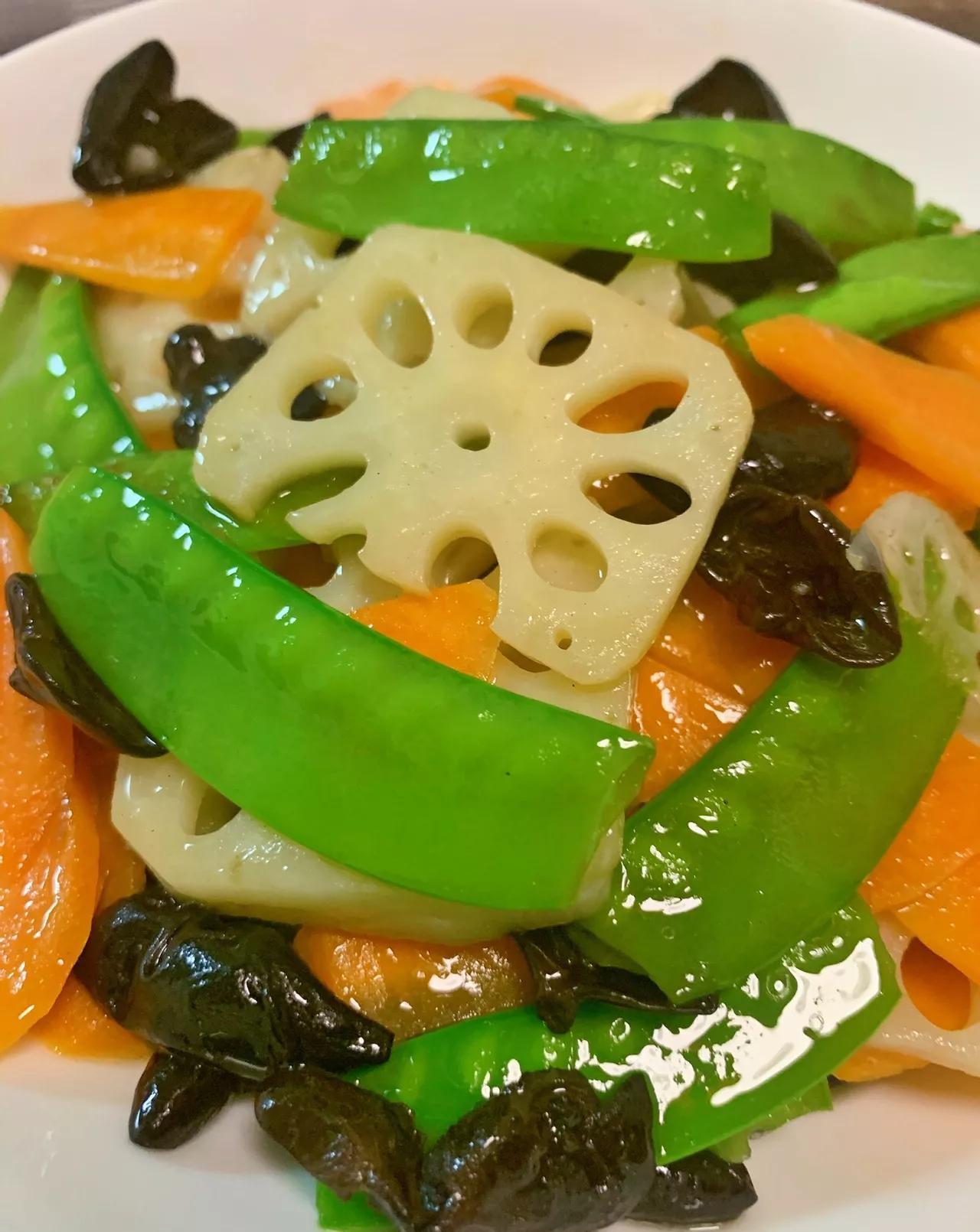 家庭聚餐不知道吃什么，八菜一汤已备好，荤素搭配，营养美味，赞