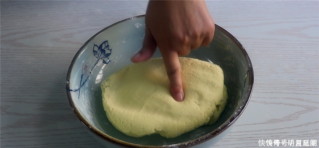 糯米粉换个做法真好吃，外酥里软不粘牙，比油炸糕还简单