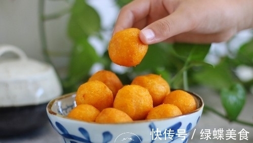 用红薯做可口小零食，香甜软糯，孩子一口一个，眨眼就光盘