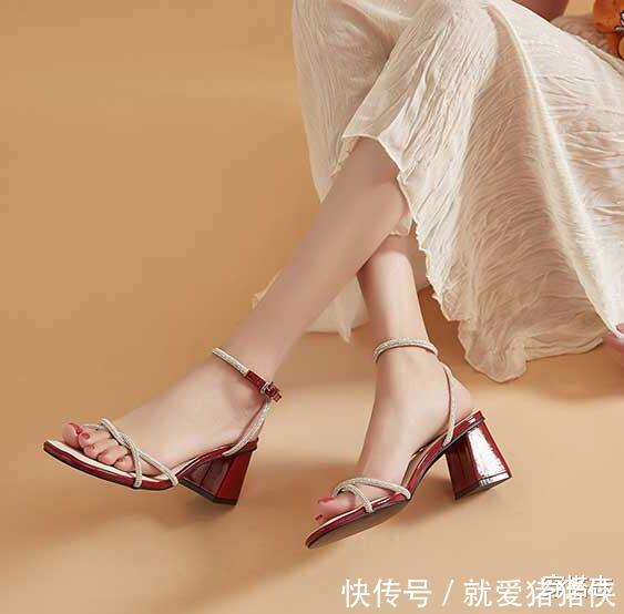 再见了小白鞋,是时候穿上高跟凉鞋了,我小姨也在穿,真美