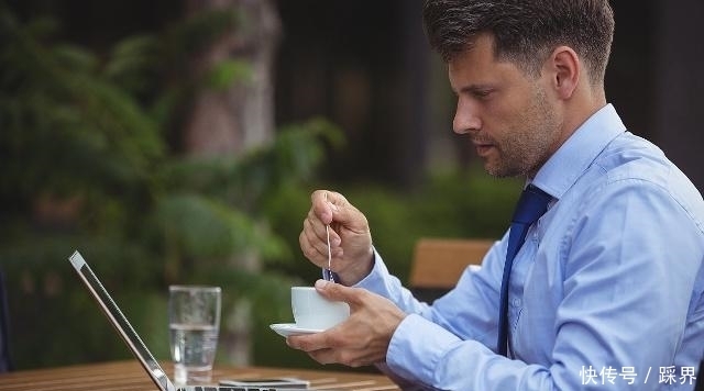 患者|痛风患者有救了,多喝“2种水”,有助平衡尿酸,防痛风