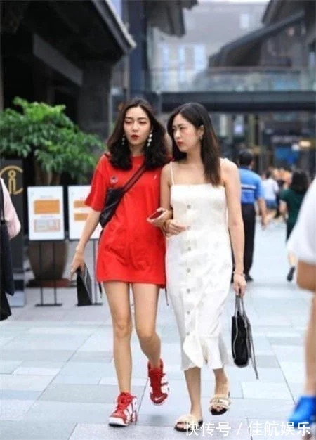 素色|街拍：长发飘飘的美女，一身素色的穿搭，尽显温婉女神的气息