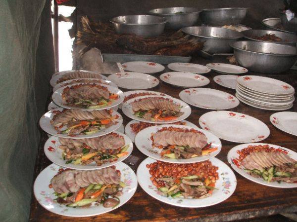 带城里婆婆到农村吃结婚酒席，看到后厨后，她说了三个字评价