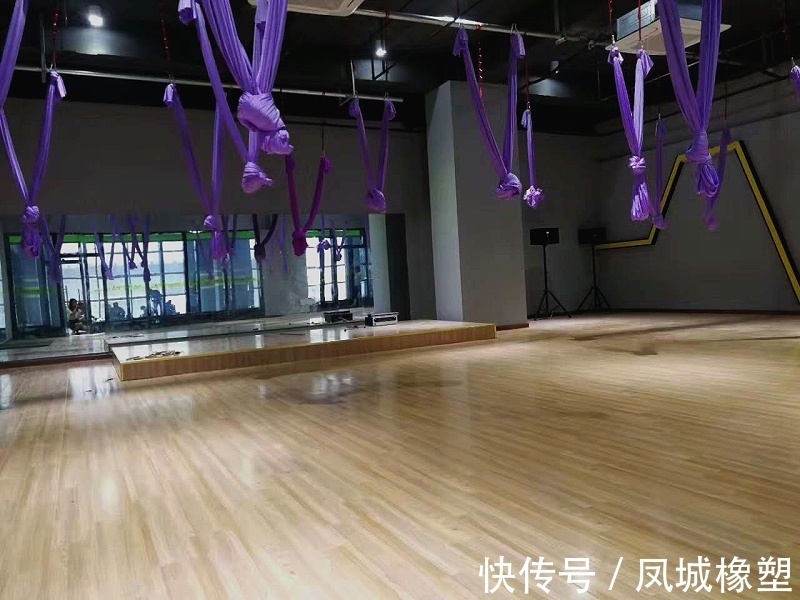 发泡层|瑜伽房带弹性的塑胶地板