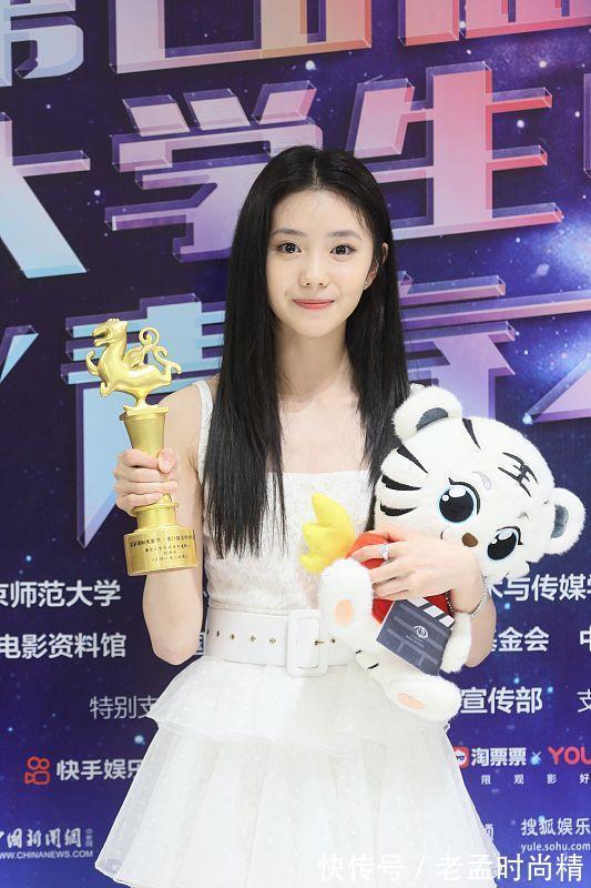 裙摆|刘浩存连生图都这么美,穿纱裙又嫩又甜,漏齿笑更俏皮