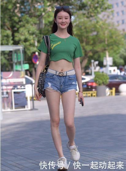 短款的绿色T恤搭配牛仔超短裤,清纯可爱,一笑倾城
