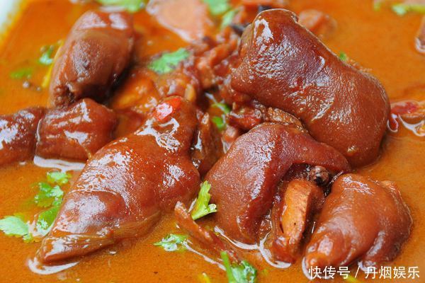 炖猪蹄时,光焯水不行,教你一招小技巧,猪蹄炖好没腥味,香喷喷