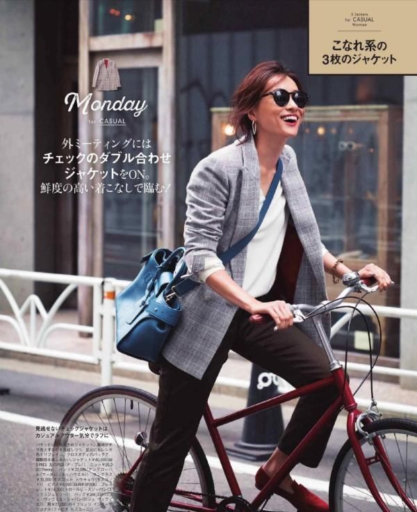 30＋的女性春季别总穿风衣！试试“西装＋T恤”穿法，简单又不落伍