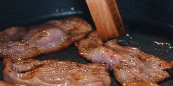 培根到底是用什么肉做的,为啥叫培根?吃了这么多年,终于知道了