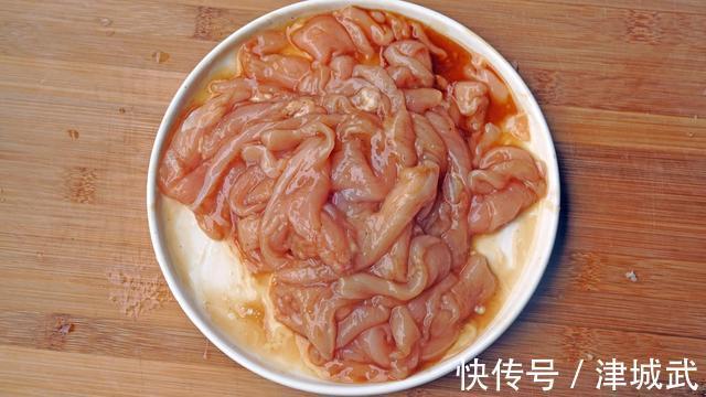 萝卜和它一起炖,味道特别鲜!热腾腾端上桌,营养下饭,吃完暖和