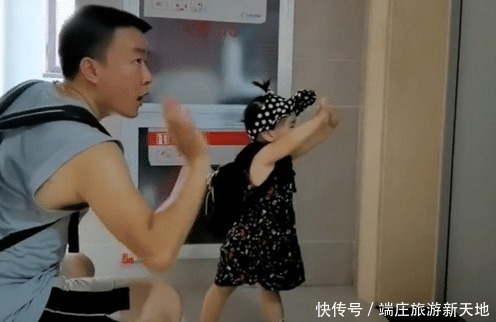 爸爸的“神功”，宝宝已经学到了精髓，妈妈在一旁傻了眼