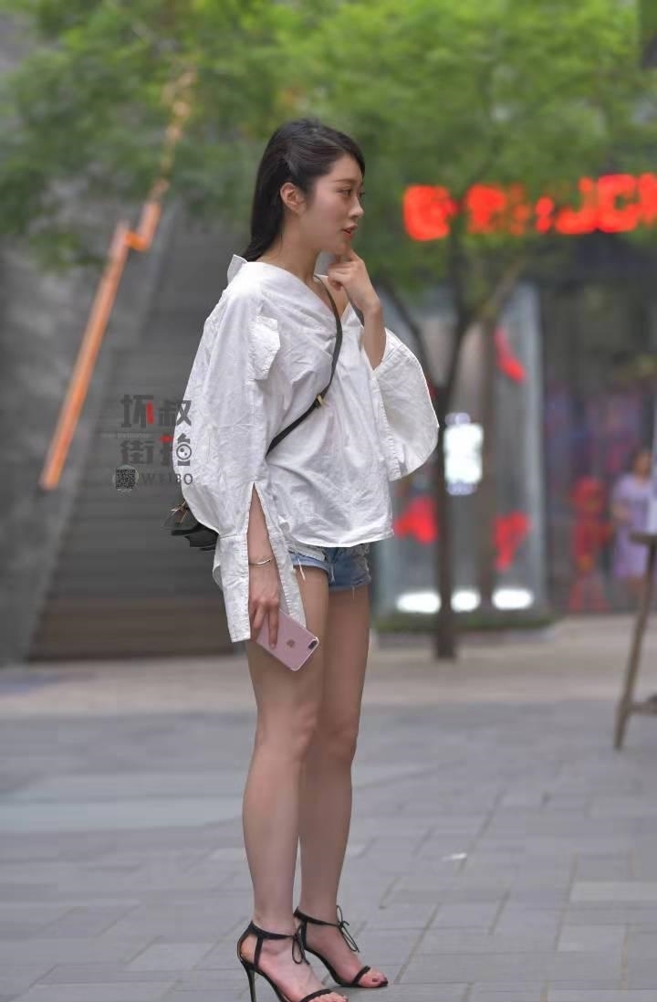 街拍小姐姐穿衣“不正经”，这么严肃的白衬衣被她穿成这样