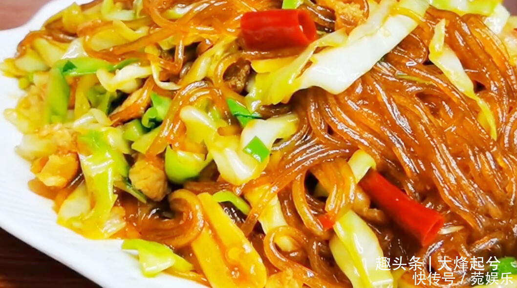 包菜炒粉条很好吃的做法,难怪以前炒粉条老粘锅,今天都告诉你