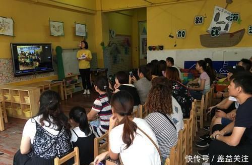 家长群|孩子放学后，反复唱一首歌，宝妈听清歌词后，在家长群指责老师