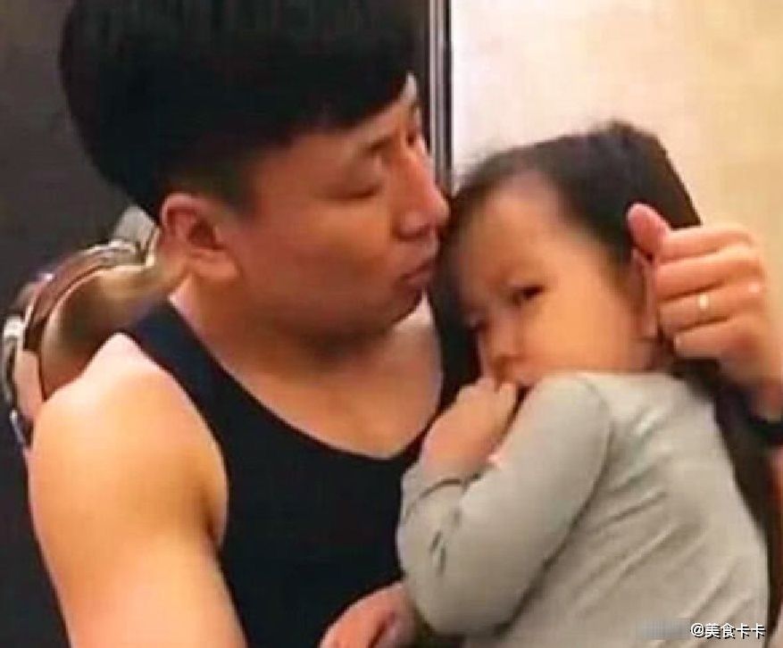 女儿犯错被妈妈责罚，委屈钻进爸爸怀里，她挑衅的眼神让妈妈气爆