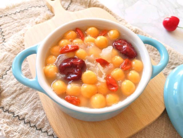 红薯除了蒸煮外，还可以搓成小圆子，加点银耳，好喝的甜品汤