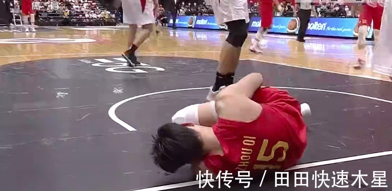 队医|意外!周琦封盖落地不慎崴脚,队医进场治疗随后被队友搀扶出场