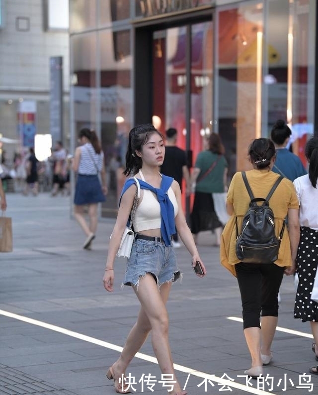街头美女的另类造型，穿“露脐背心”秀身材，却把外套当“围巾”