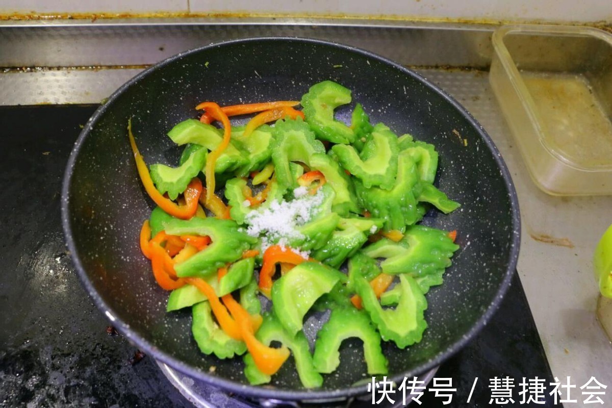 君子菜|苦瓜和鸡蛋红椒一起炒,处理好一点也不苦,小孩也爱吃
