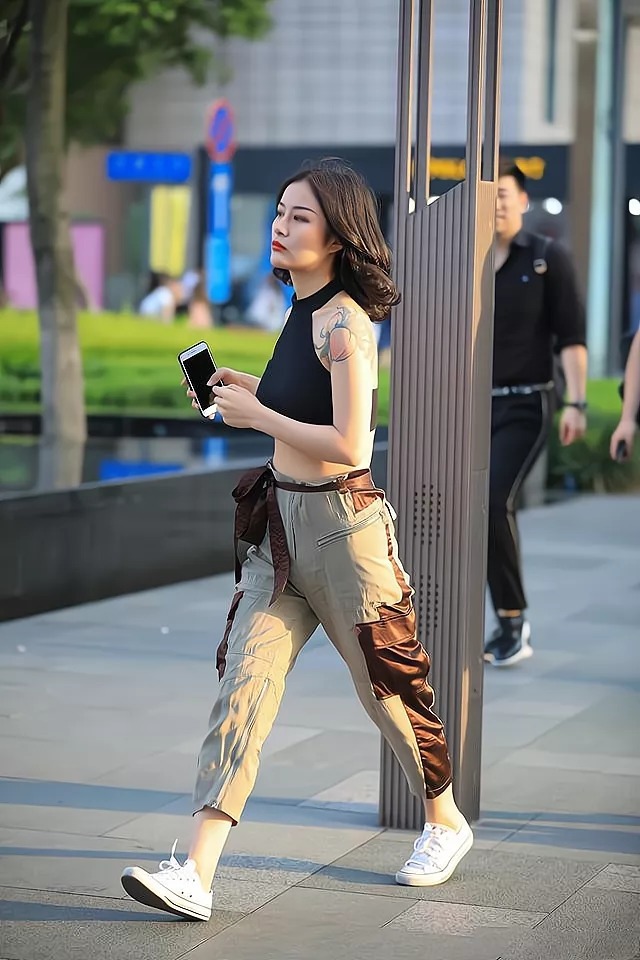 时尚 黑色挂脖上衣搭配卡其色工装裤,干净利落,时尚大气