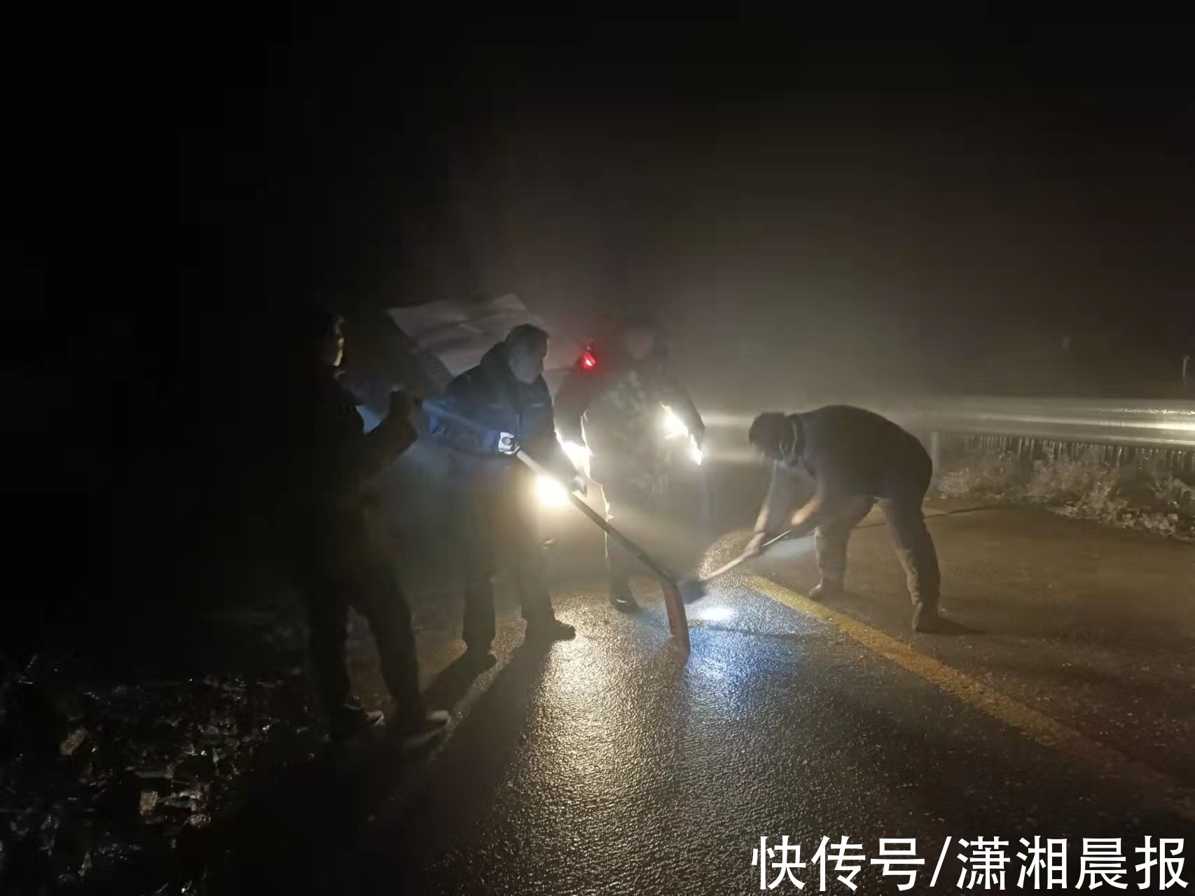 凌晨|外地司机被冰雪困在山中，桃源民警深夜爬行救人