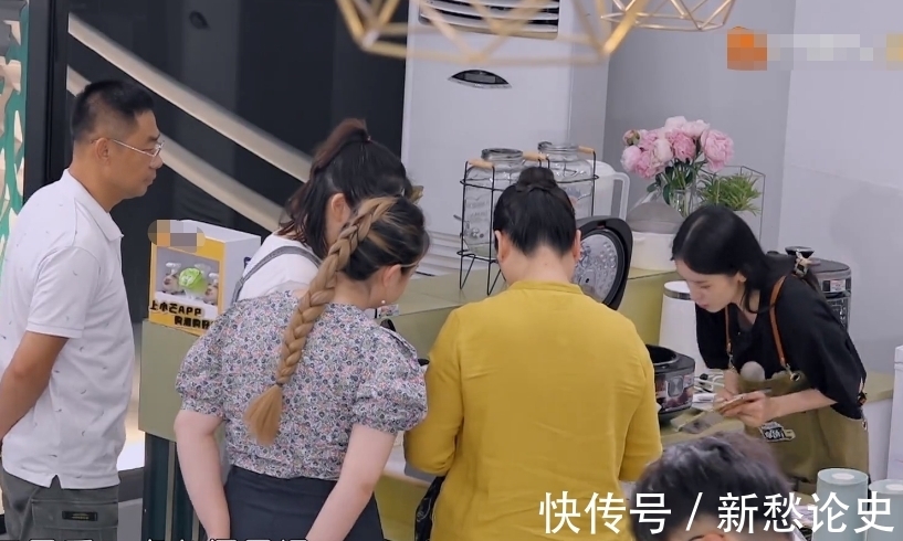 周也|《中餐厅5》营业,周也接客却不扎头发,手忙脚乱的背后满是无奈