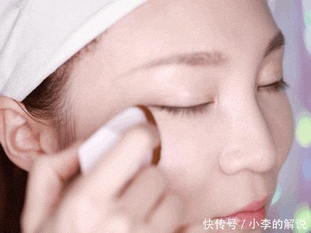 明星们丢弃“美妆蛋”改用“粉底刷”,化妆师透漏原因太吃粉!