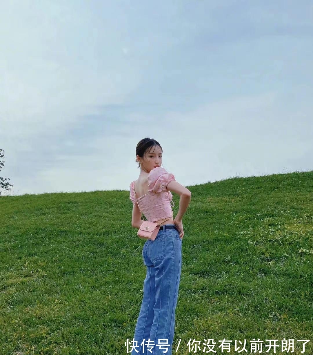 穿搭|林小宅教你夏日穿搭,粉色泡泡袖短上衣配高腰牛仔裤,超显高