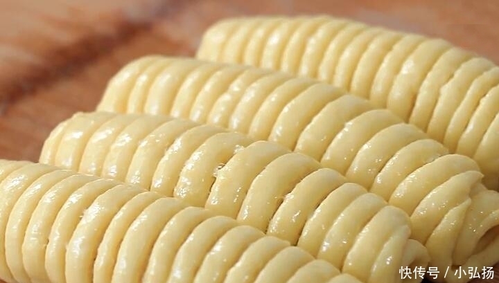 入秋后我家面粉从不蒸馒头，如此做香软又营养，大人孩子都爱吃