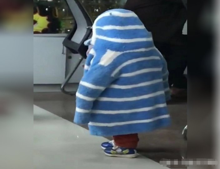 烤肉|爷爷将娃“全副武装”带上街，胖似企鹅，网友：是爷爷觉得你冷