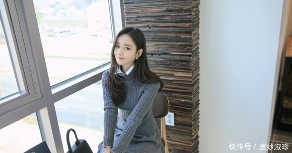 孙允珠高清美图:麻纹高领蓝灰色甜美针织裙!