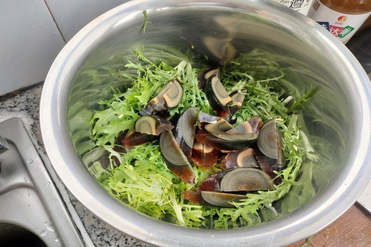 苦菊拌皮蛋，清爽解腻，下酒也下饭，做法简单味道佳