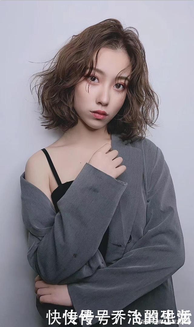 发型|“最值得尝试”的女发,蓬松修颜很有层次感,大多数女性都喜欢