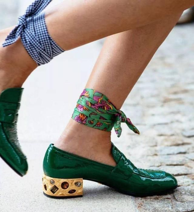 今年丝巾怎么搭配呢这四种个性又时髦的穿法,给你的穿搭加分