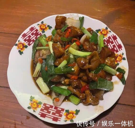 毛豆|王源:忙碌一天回家吃晚饭,三个“红双喜老式菜盘子”满满年代感