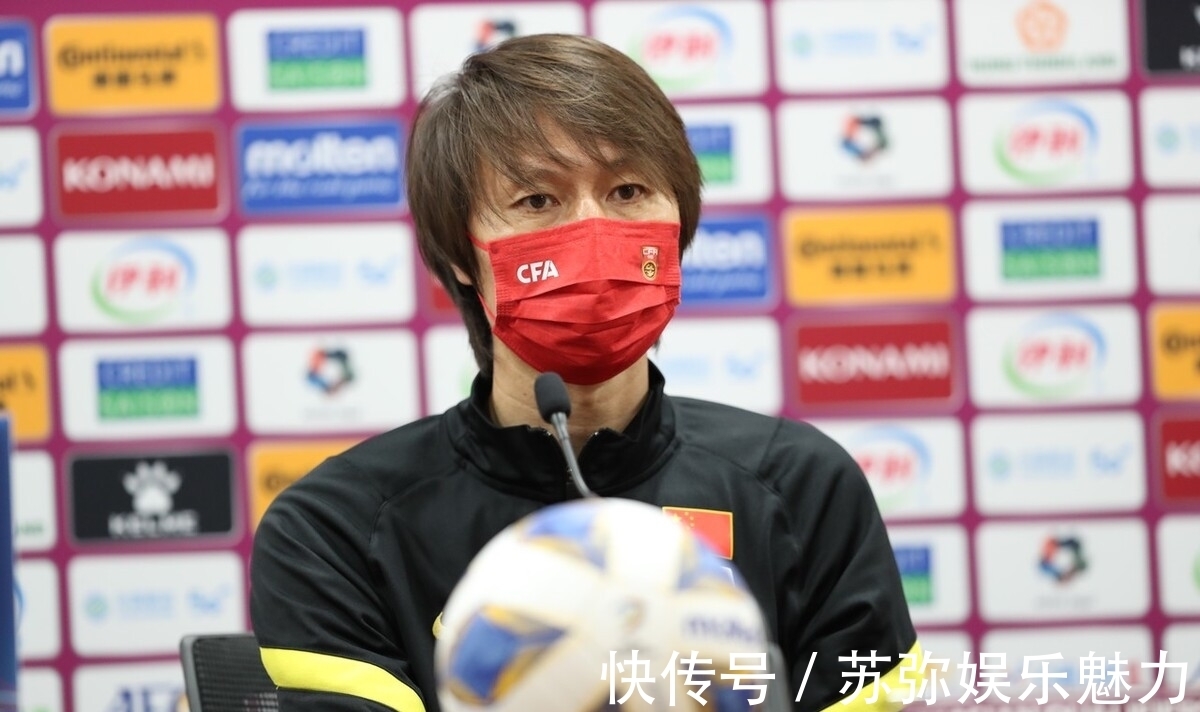 回传|比赛最后1分钟,国足还在后场倒脚,3次回传门将,以为3分已到手