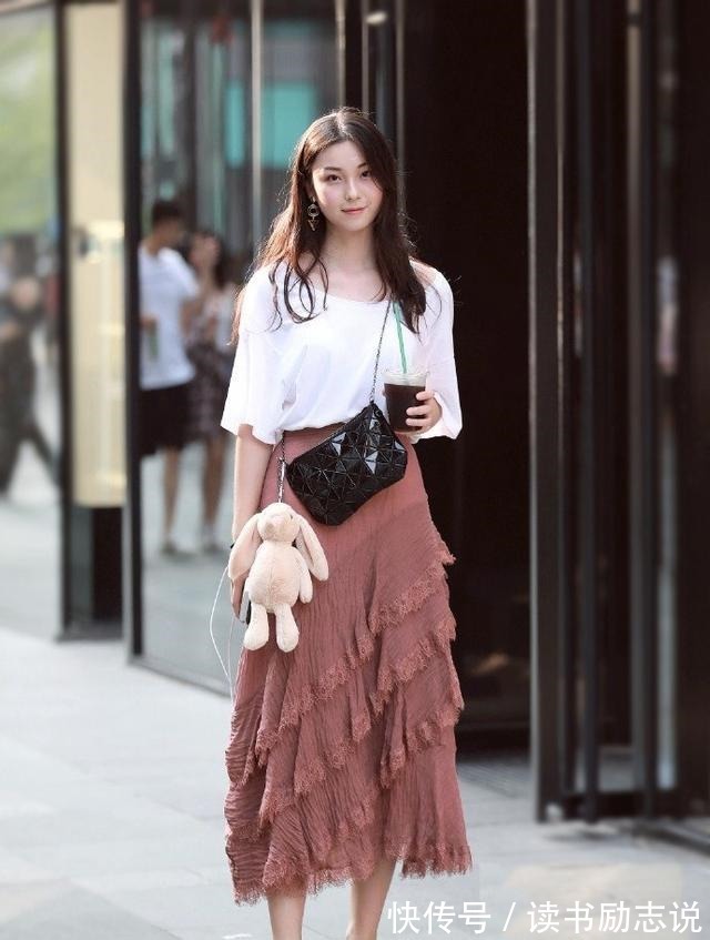 温文尔雅 黑色修身上衣搭配修身牛仔裤,娇嫩丰盈,温文尔雅!