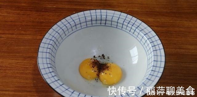 不用烤箱,不用电饭锅,这是用平底锅就能做的蛋糕卷,一次性成功
