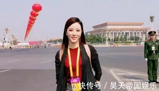 北京大学&35岁的“北大才女”李思思,天安门前拍美照,完美诠释中国红
