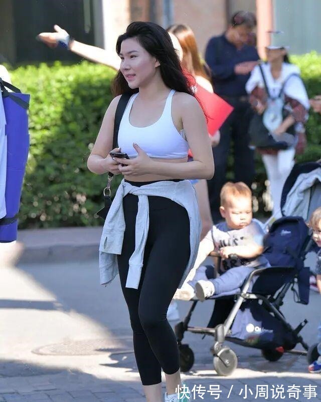 穿搭 瑜伽裤的穿搭示范,少不了休闲裤装的修饰,显白美丽!