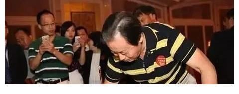 卢中南$庞中华硬笔书法难再风光,笔墨秀逸堪比田英章,网友却说笔法简陋